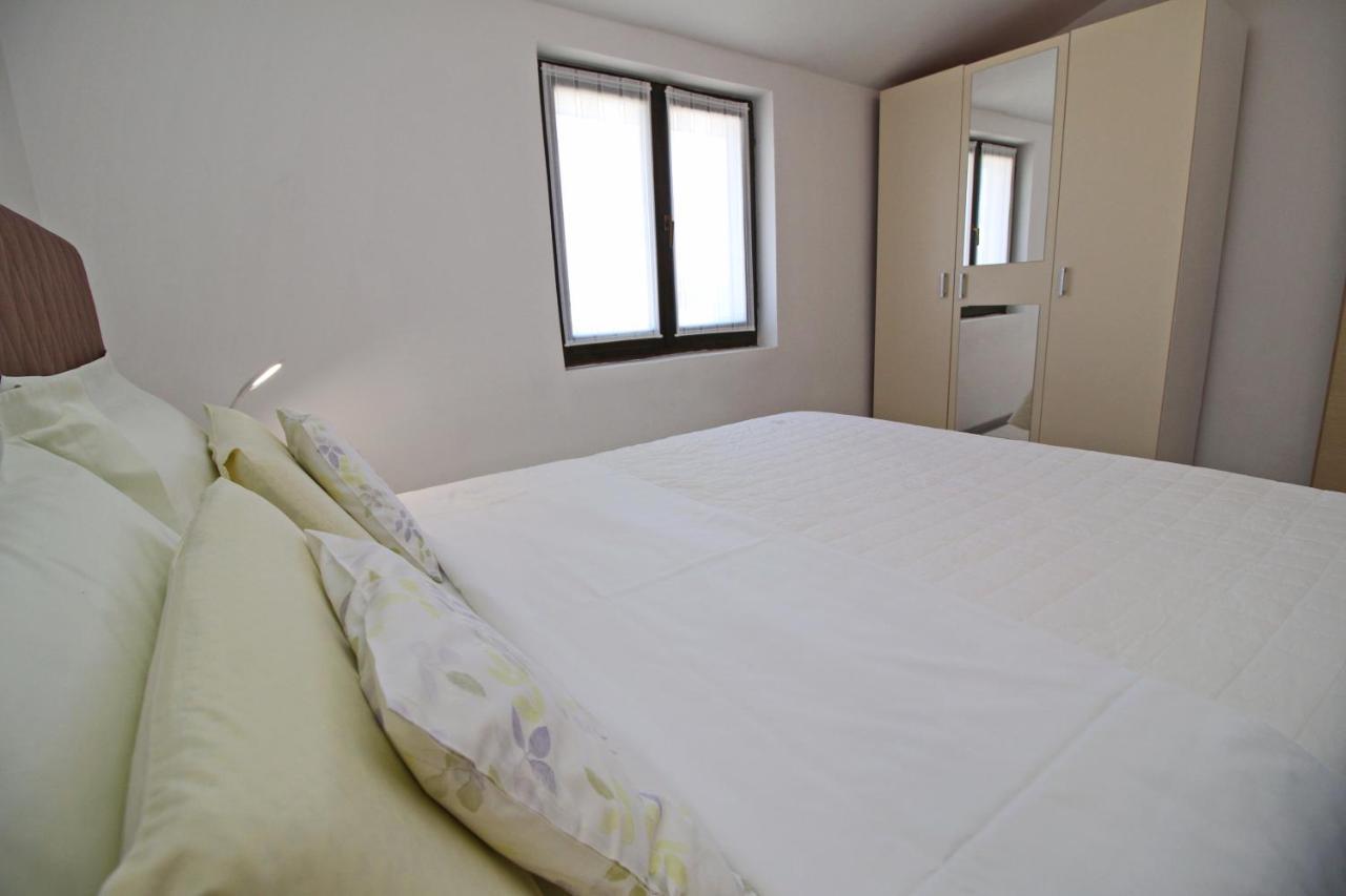 Apartments Mila Rovigno Esterno foto