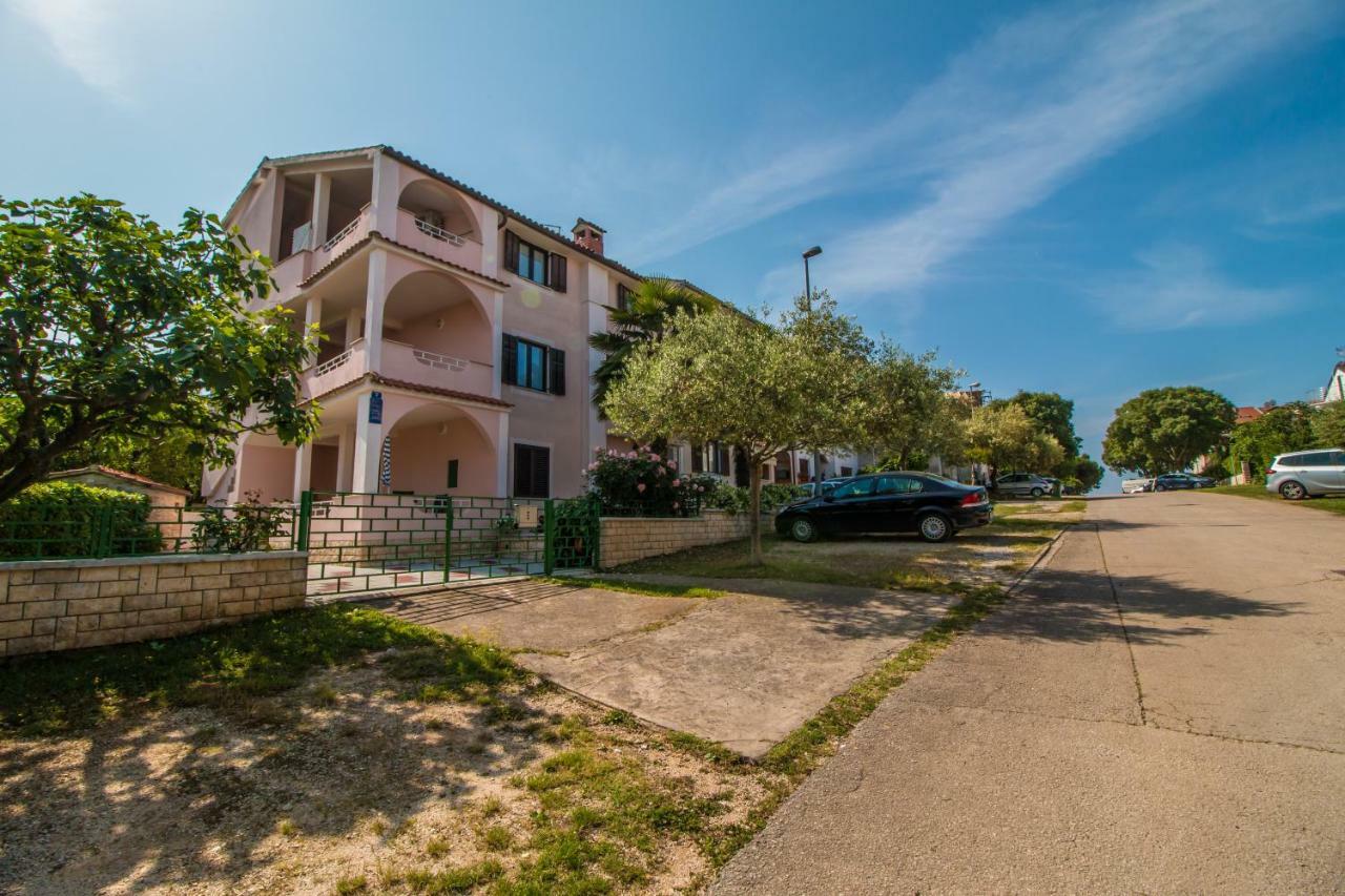 Apartments Mila Rovigno Esterno foto