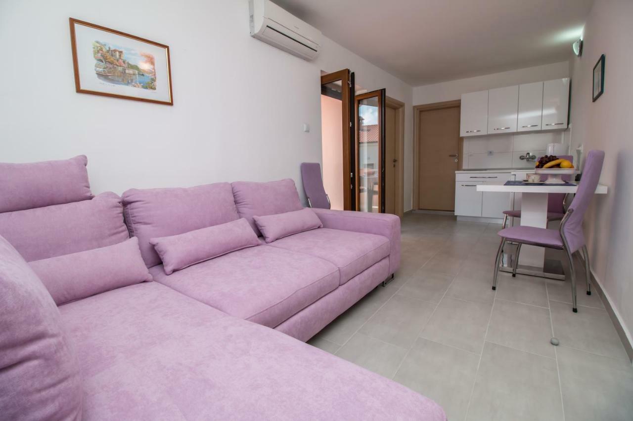 Apartments Mila Rovigno Esterno foto