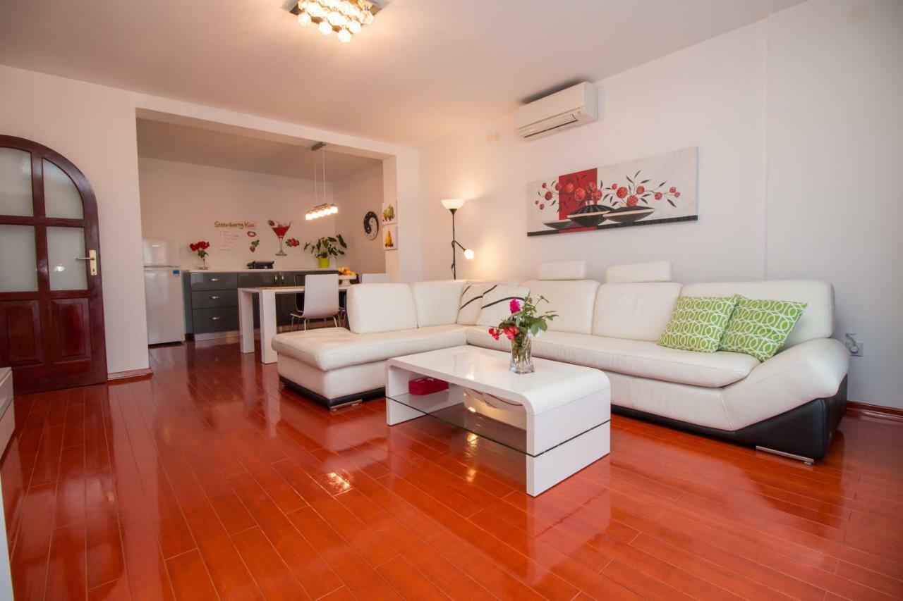 Apartments Mila Rovigno Esterno foto